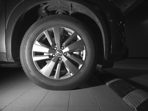 Used 2025 Nissan Pathfinder SV FWD image 20