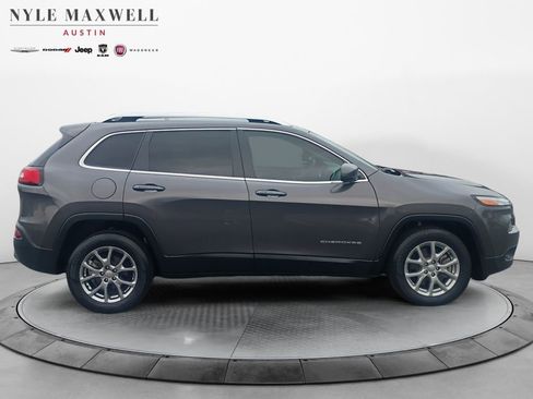 Used 2018 Jeep Cherokee Latitude Plus FWD image 17