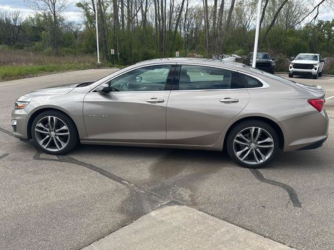 Used 2025 Chevrolet Malibu LT FWD image 2
