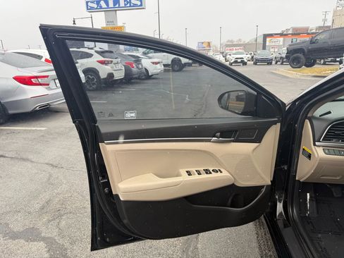 Used 2017 Hyundai Elantra SE image 11