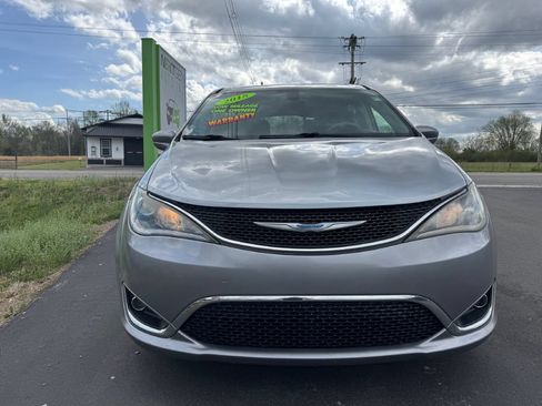 Used 2018 Chrysler Pacifica Touring Plus w/ Tire & Wheel Group FWD image 2