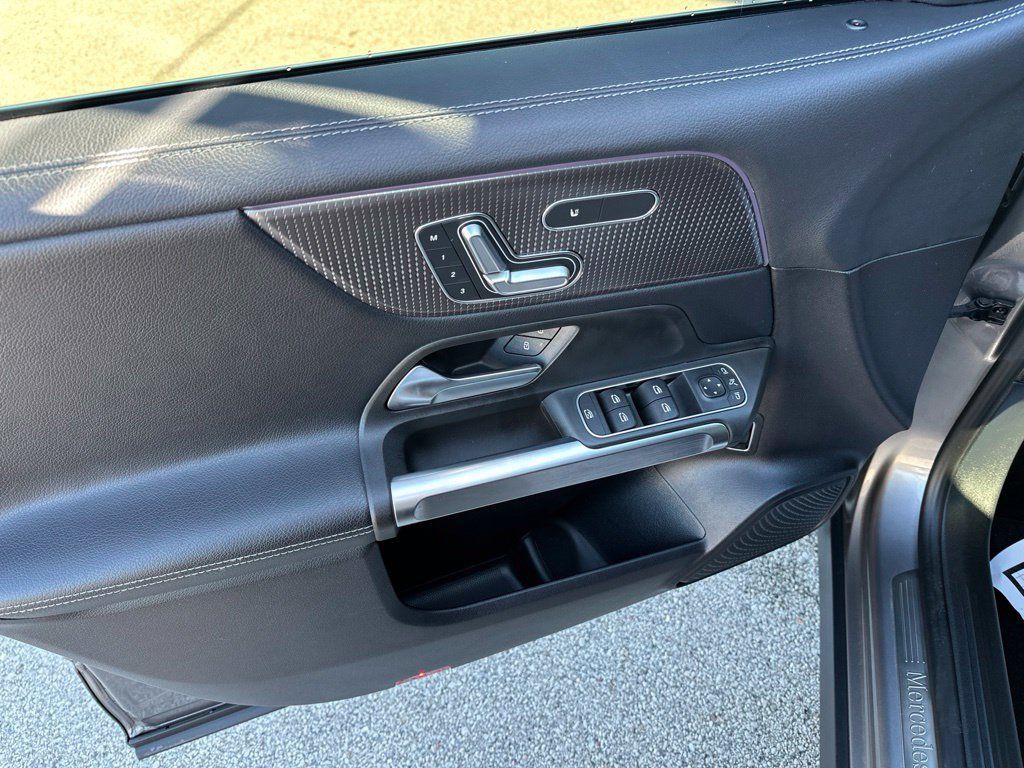 Used 2021 Mercedes-Benz GLB 250 4MATIC w/ Premium Package image 24