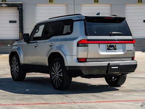 Used 2025 Lexus GX 550 w/ Accessory Package (2T) image 11