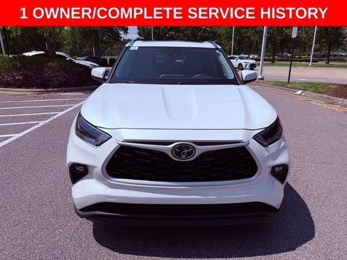 Used 2021 Toyota Highlander XLE FWD image 2