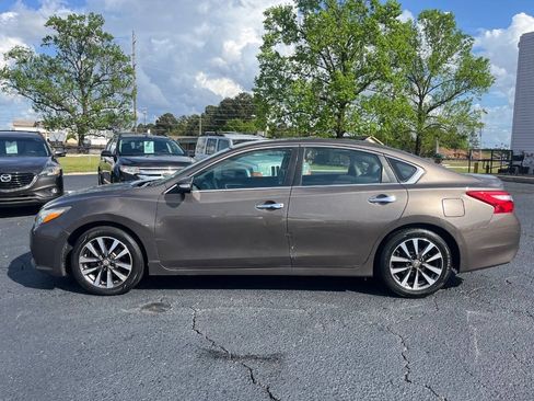 Used 2017 Nissan Altima 2.5 SL w/ Moonroof Package FWD image 9
