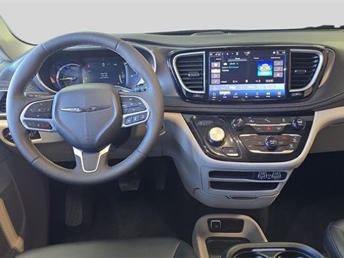 Used 2024 Chrysler Pacifica Select image 9