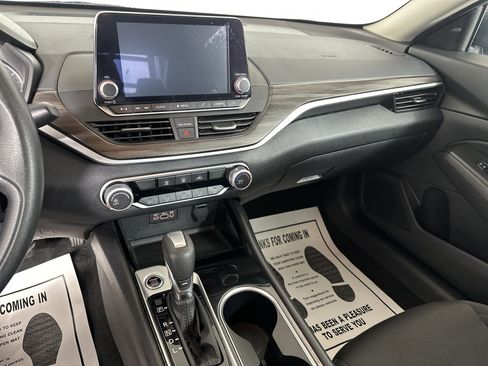 Used 2024 Nissan Altima 2.5 SV image 4