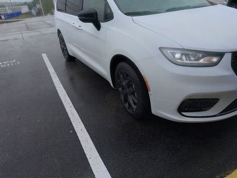 Used 2026 Chrysler Pacifica Limited w/ S Appearance Package AWD/4WD image 2