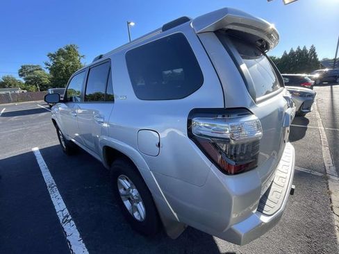Used 2022 Toyota 4Runner SR5 AWD/4WD image 9
