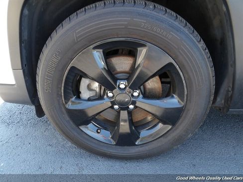 Used 2019 Jeep Cherokee Limited AWD/4WD image 9