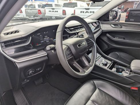 Used 2023 Jeep Grand Cherokee Limited w/ Black Appearance Package image 9