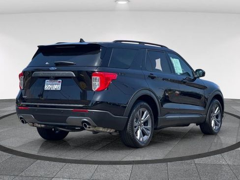 Used 2023 Ford Explorer XLT w/ Equipment Group 202A RWD image 5