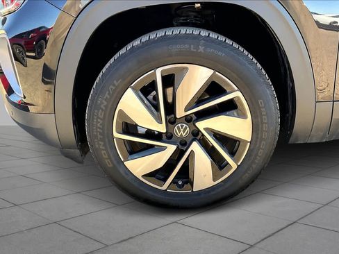 Used 2025 Volkswagen Atlas SE image 11