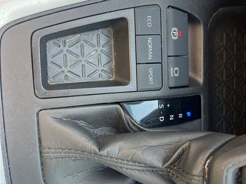Used 2022 Toyota RAV4 LE FWD image 24