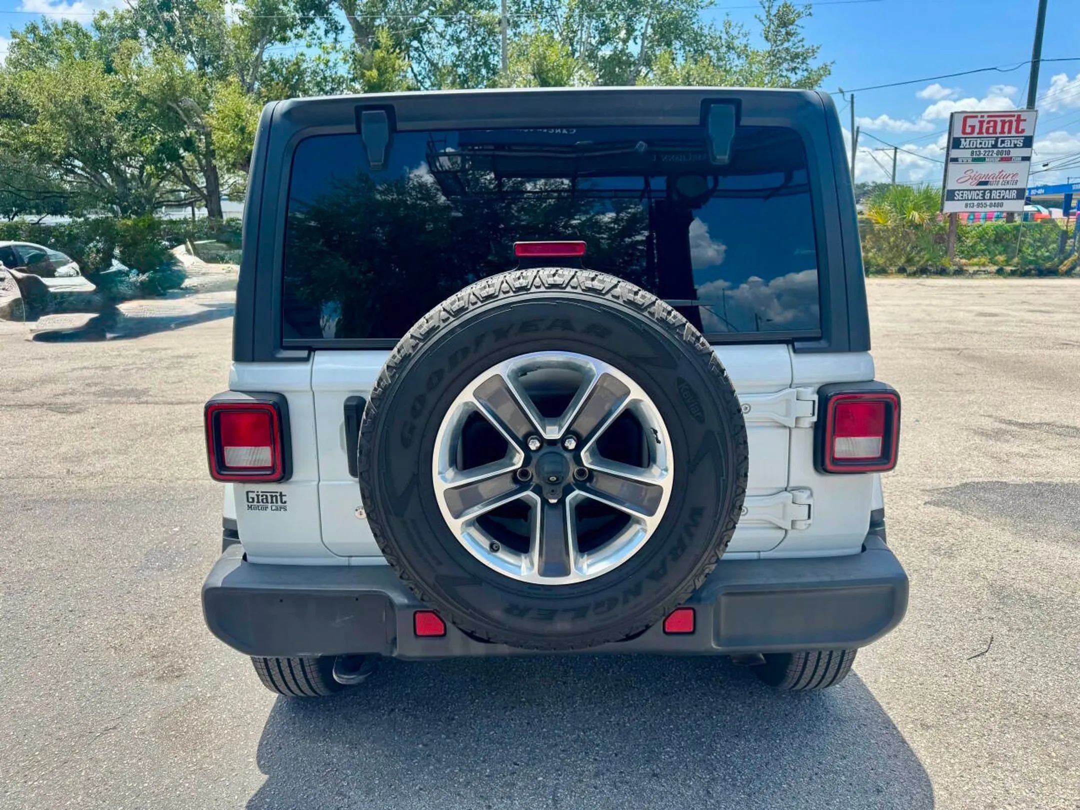 Used 2019 Jeep Wrangler Unlimited Sahara AWD/4WD image 16