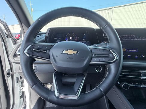Used 2025 Chevrolet Traverse LT FWD image 13