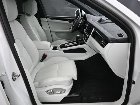Certified 2025 Porsche Macan AWD/4WD image 29