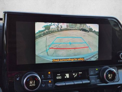 Used 2023 Toyota Highlander XLE FWD image 13