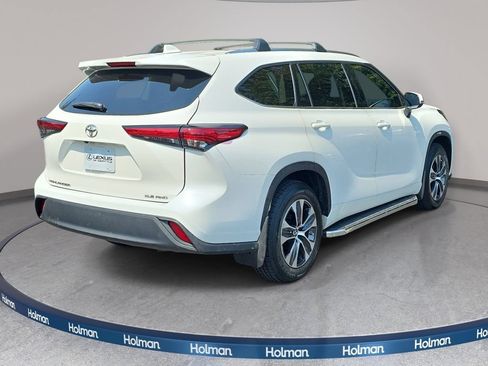 Used 2021 Toyota Highlander XLE AWD/4WD image 4