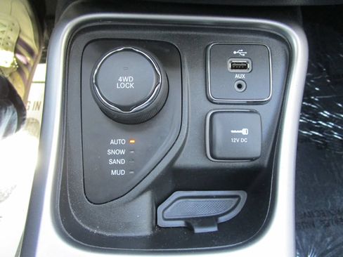 Used 2018 Jeep Compass Latitude AWD/4WD image 27