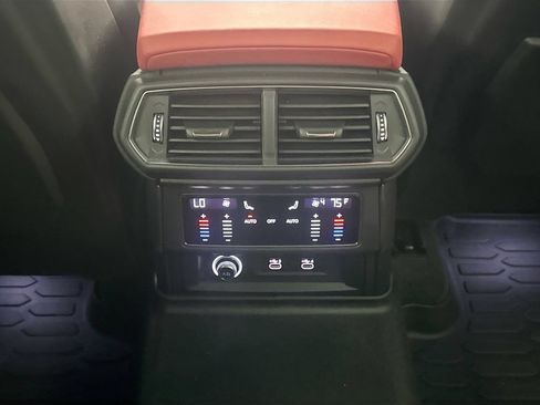 Used 2022 Lamborghini Urus AWD/4WD image 27