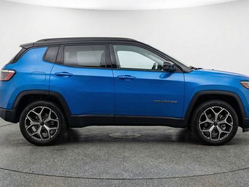 Used 2025 Jeep Compass Limited image 11
