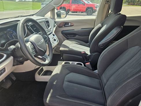 Used 2023 Chrysler Voyager LX FWD image 9