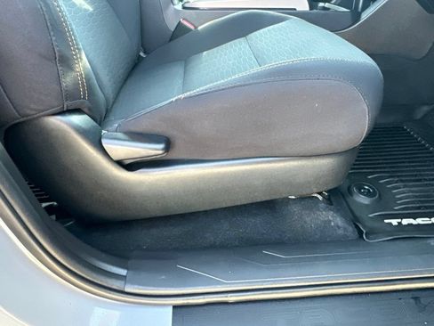 Used 2019 Toyota Tacoma SR5 AWD/4WD image 24