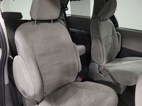 Used 2020 Toyota Sienna LE image 21