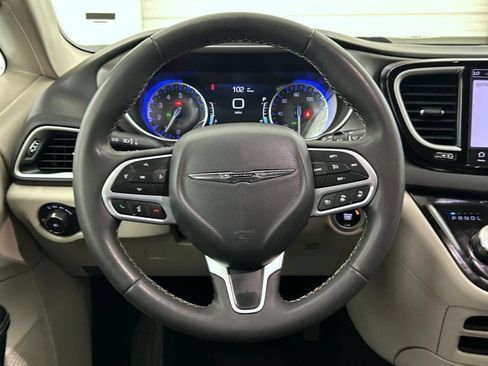 Certified 2023 Chrysler Pacifica Touring-L FWD image 11