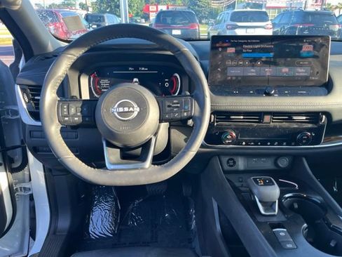 Used 2024 Nissan Rogue SL FWD image 15