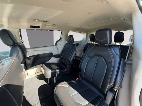 Used 2023 Chrysler Pacifica Touring-L image 16