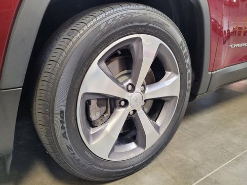 Used 2019 Jeep Cherokee Limited FWD image 31