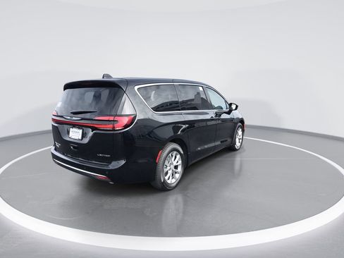 New 2026 Chrysler Pacifica Limited w/ Uconnect Theater Family Group image 8