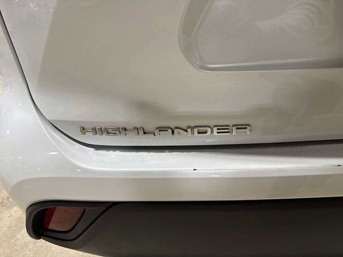 Used 2022 Toyota Highlander LE image 26