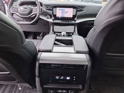 Used 2024 Jeep Wagoneer L Series II AWD/4WD image 33