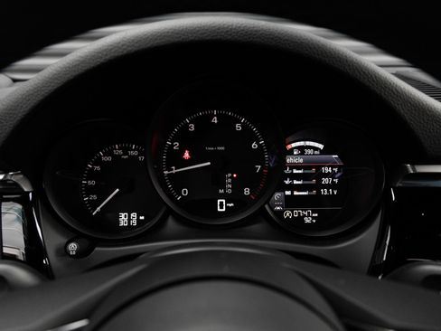 Certified 2026 Porsche Macan AWD/4WD image 18