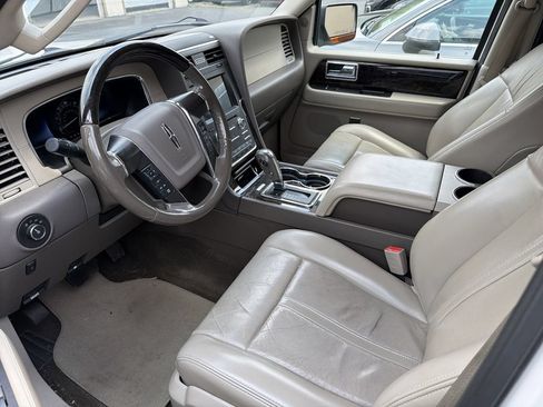 Used 2017 Lincoln Navigator Select AWD/4WD image 5