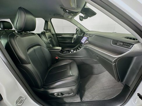 Used 2023 Jeep Grand Cherokee Limited w/ Black Appearance Package image 32