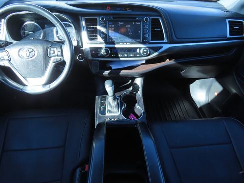 Used 2017 Toyota Highlander Limited image 7