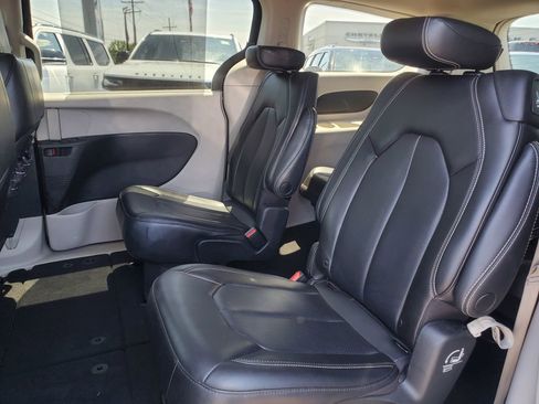 Used 2023 Chrysler Pacifica Touring-L FWD image 10