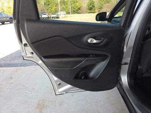 Used 2017 Jeep Cherokee Latitude w/ Cold Weather Group image 34