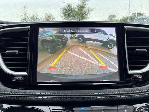 Used 2023 Chrysler Pacifica Touring-L FWD image 57