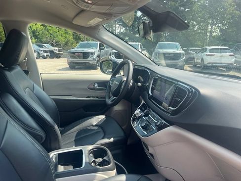 Used 2024 Chrysler Pacifica Touring-L FWD image 44