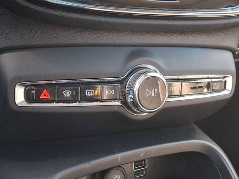 Used 2019 Volvo XC40 T5 Momentum image 13