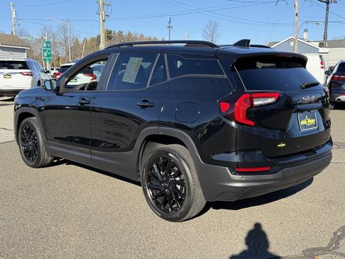 Used 2024 GMC Terrain SLE w/ Driver Convenience Package image 3