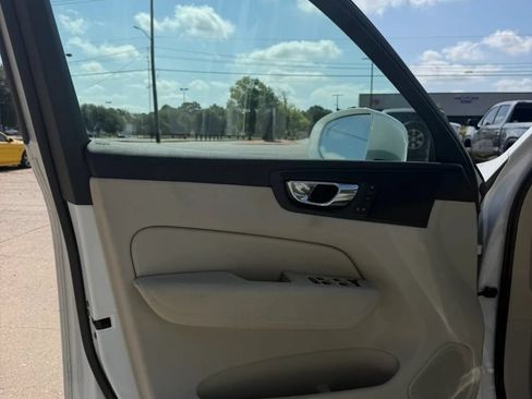 Used 2019 Volvo XC60 T5 Momentum w/ Premium Package FWD image 12
