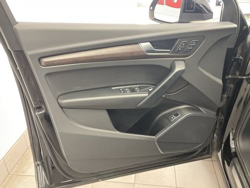 Used 2023 Audi Q5 Premium w/ Convenience Package image 9