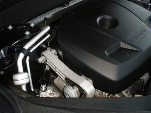 Used 2018 Volvo XC90 T6 Momentum w/ Convenience Package image 16