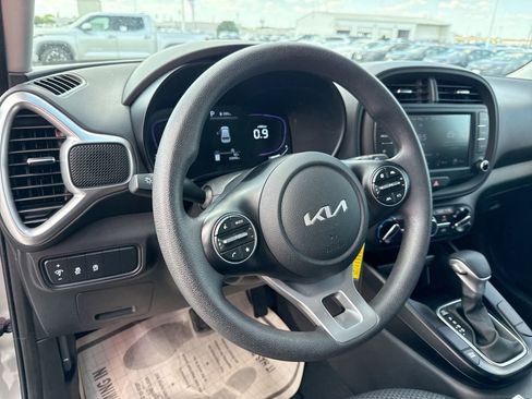 Used 2025 Kia Soul LX w/ LX Technology Package FWD image 11